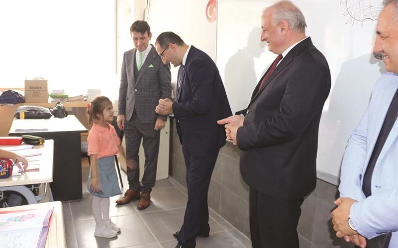 KAYMAKAM BAYRAM SAĞIR İLK DERS ZİLİNDE ÖĞRENCİLERİN YANINDAYDI