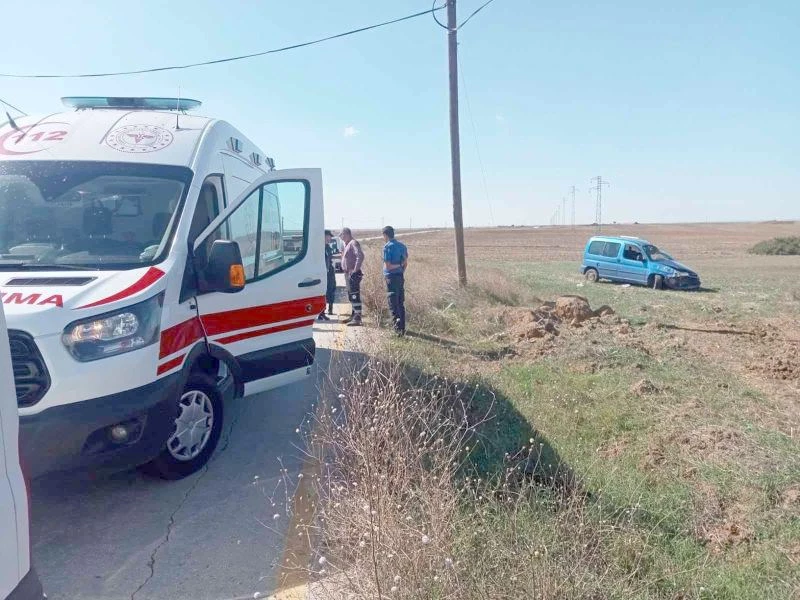 TEKİRDAĞ’DA HAFİF TİCARİ ARAÇ TARLAYA UÇTU: 2 YARALI