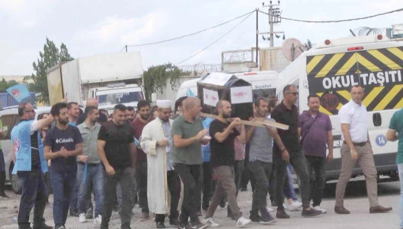 İŞTEN ÇIKARILAN İŞÇİLER TABUTLU EYLEM YAPTI, GIYABİ CENAZE NAMAZI KILDI