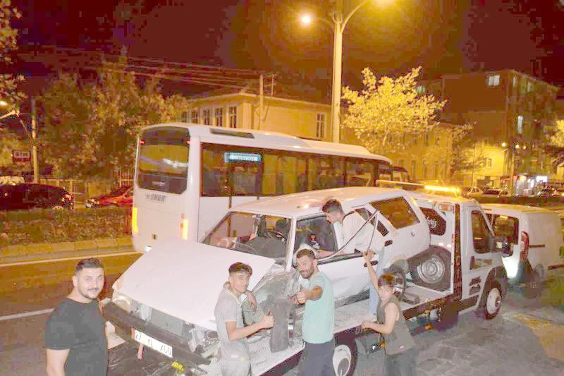 OTOMOBİL HURDAYA DÖNDÜ SÜRÜCÜ SIYRIKLARLA KURTULDU