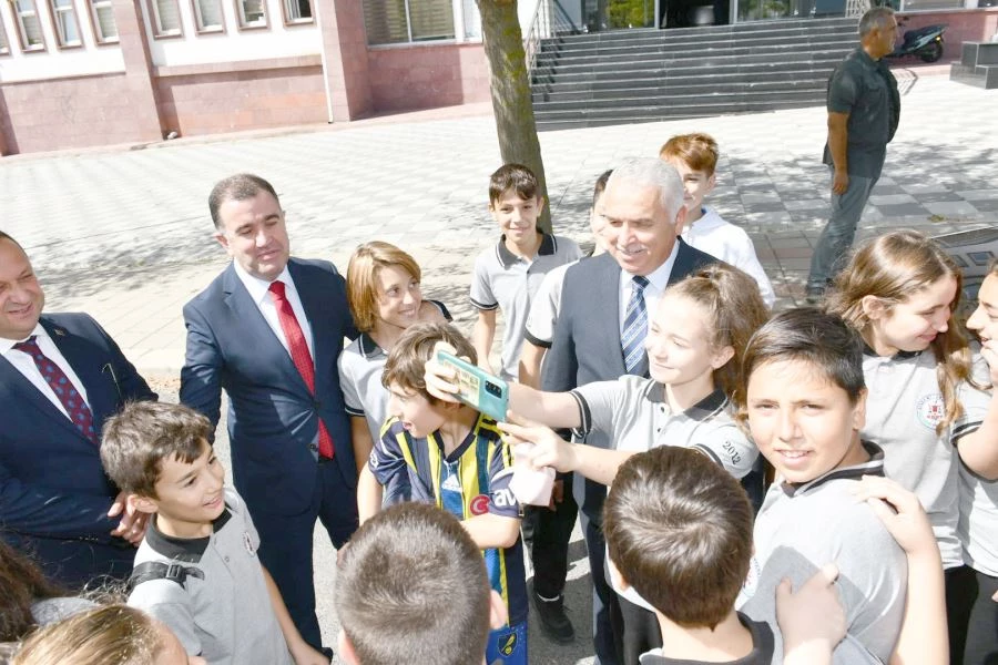 VALİ YILDIRIM KARŞILAŞTIĞI ÇOCUKLARLA SOHBETE TUTUŞTU