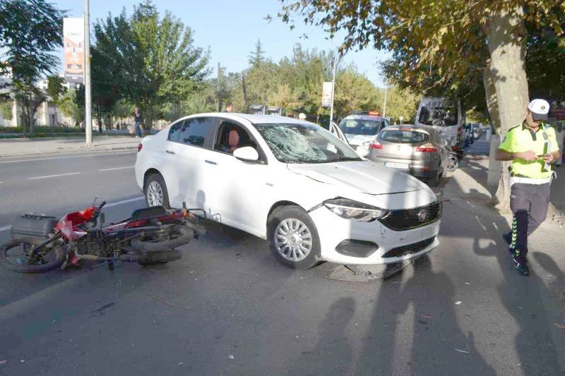 OTOMOBİLLE KAFA KAFAYA ÇARPIŞAN MOTOSİKLETLİYİ KASKI KURTARDI