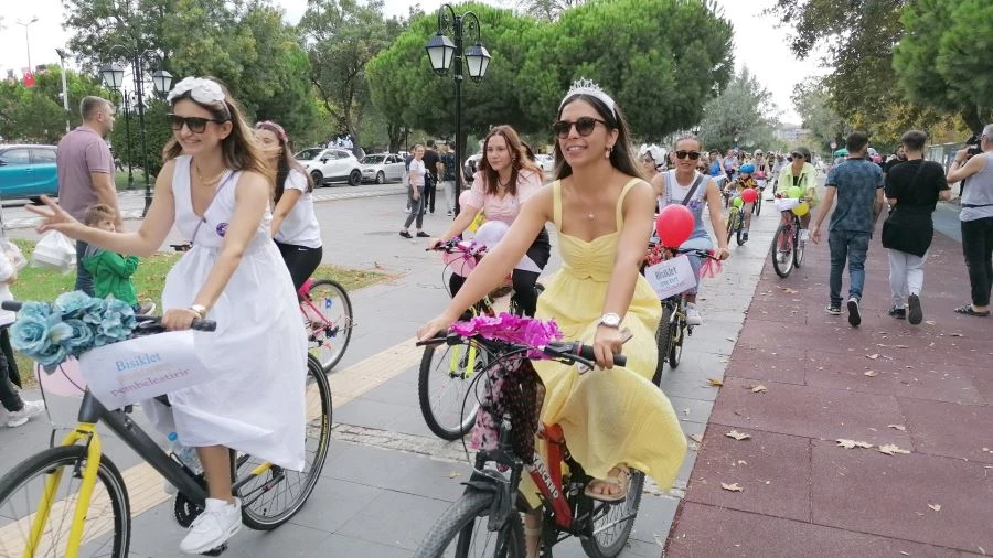 SÜSLÜ KADINLAR BİSİKLET TURU RENKLİ GÖRÜNTÜLERLE TAMAMLANDI