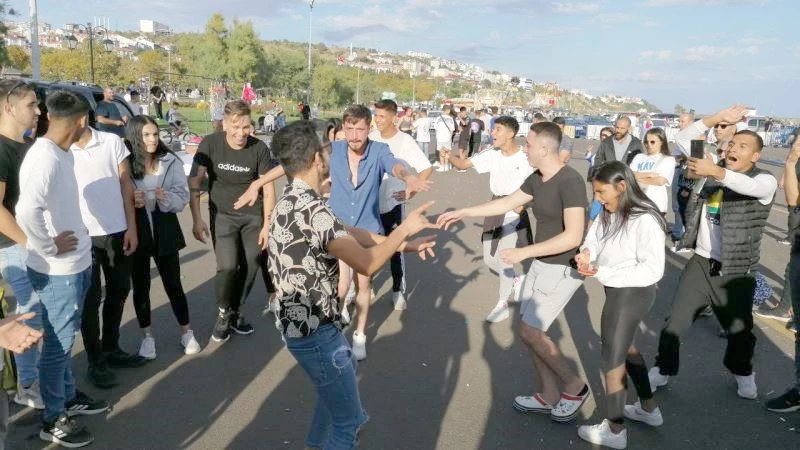 SAHİLDE RENKLİ GÖRÜNTÜLER