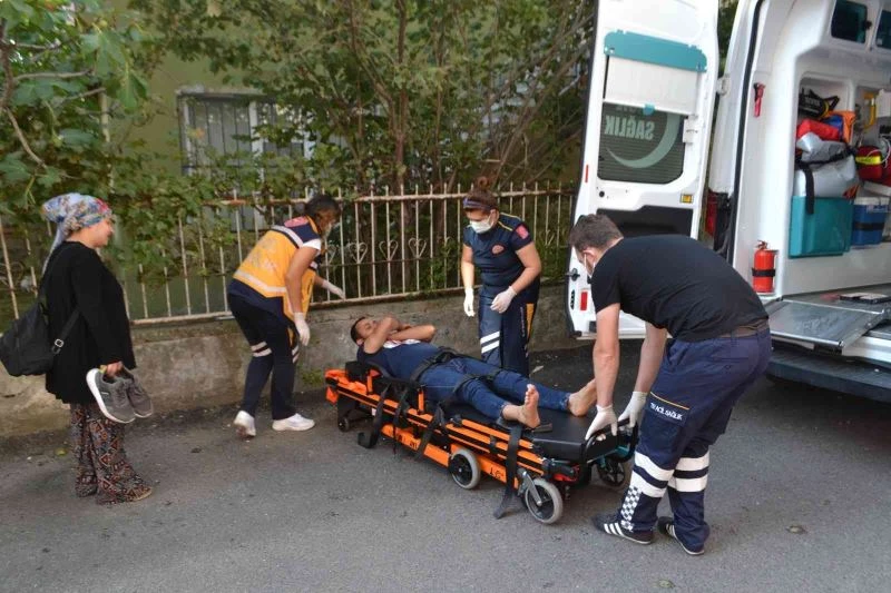 ANAHTARI EVDE UNUTTU, BALKONA TIRMANIRKEN YERE DÜŞÜP YARALANDI