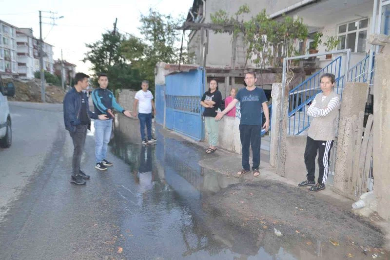 BOŞA AKAN TONLARCA SUYA GEÇ MÜDAHALEYE MAHALLELİ TEPKİ GÖSTERDİ
