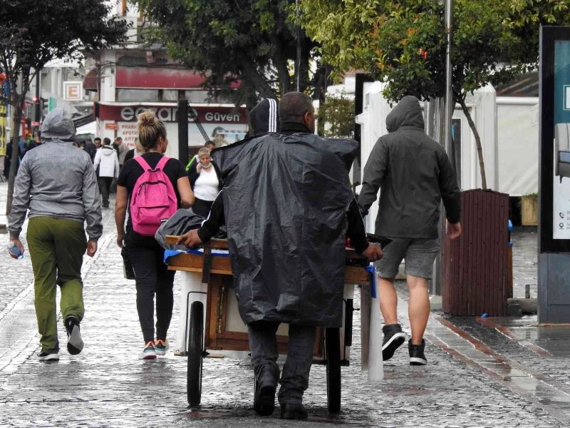 EDİRNE’DE KISA SÜRELİ ETKİLİ OLAN SAĞANAK ZOR ANLAR YAŞATTI