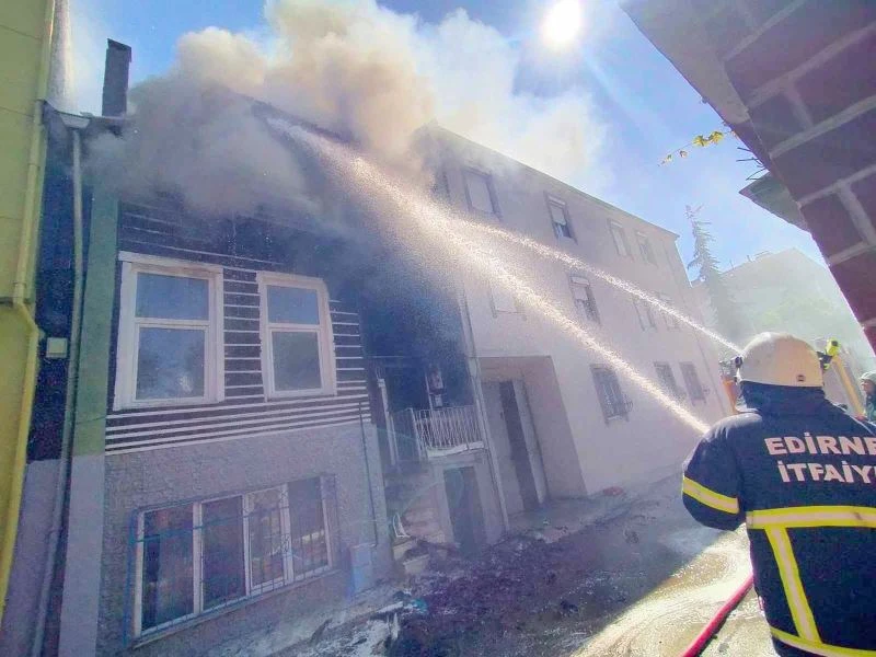 100 YILLIK AHŞAP BİNA ALEVLERE TESLİM OLDU