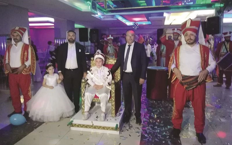 EMİR ALİ’YE YENİÇERİLİ TAHTLI SÜNNET DÜĞÜNÜ