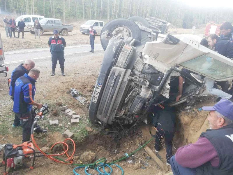 BETON MİKSERİ ŞARAMPOLE DEVRİLDİ: 1 KİŞİ YARALI