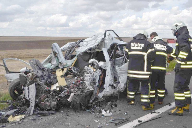 HURDA YIĞININA DÖNEN ARAÇTA FECİ ŞEKİLDE HAYATINI KAYBETTİ