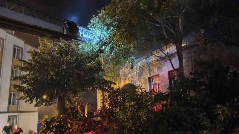 TARİHİ BİNA ALEV ALEV YANDI