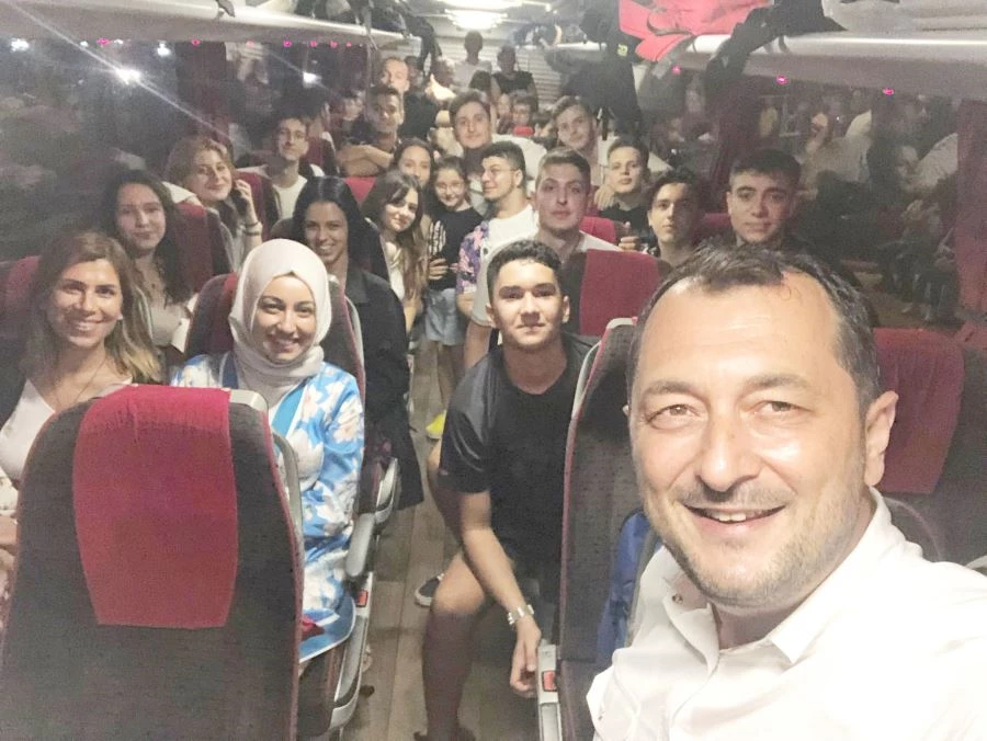 GENÇ TİYATROCULAR ATA TOPRAKLARINDAN SELAM GETİRDİ