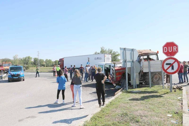 AYÇİÇEĞİ YÜKLÜ TRAKTÖRLE TİCARİ ARAÇ ÇARPIŞTI: 3 YARALI