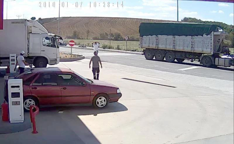 TİCARİ ARAÇLA ÇARPIŞAN MOTOSİKLETLİ HAYATINI KAYBETTİ, KAZA ANI KAMERADA