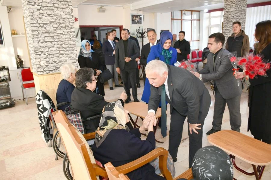 VALİ YILDIRIM YILBAŞINDA HUZUREVİ VE ÇOCUK EVLERİNİ ZİYARET ETTİ