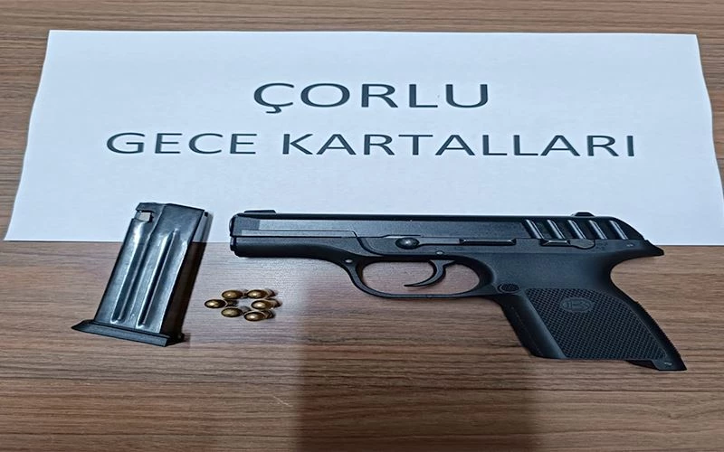 BEKÇİLERİN ŞÜPHELENİP YAKALADIĞI ŞAHSIN ÜZERİNDEN TABANCA ÇIKTI