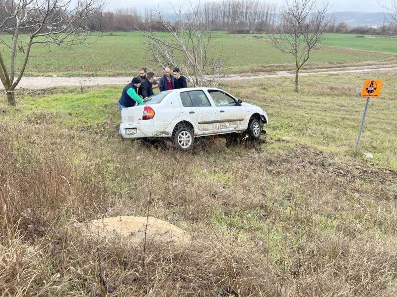 KONTROLDEN ÇIKAN OTOMOBİL YOL DIŞINA UÇTU: 3 YARALI