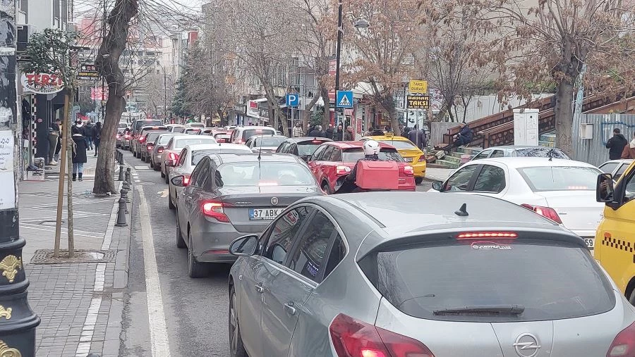 HAFTA SONU ALIŞVERİŞ YOĞUNLUĞU ŞEHİR TRAFİĞİNİ FELÇ ETTİ
