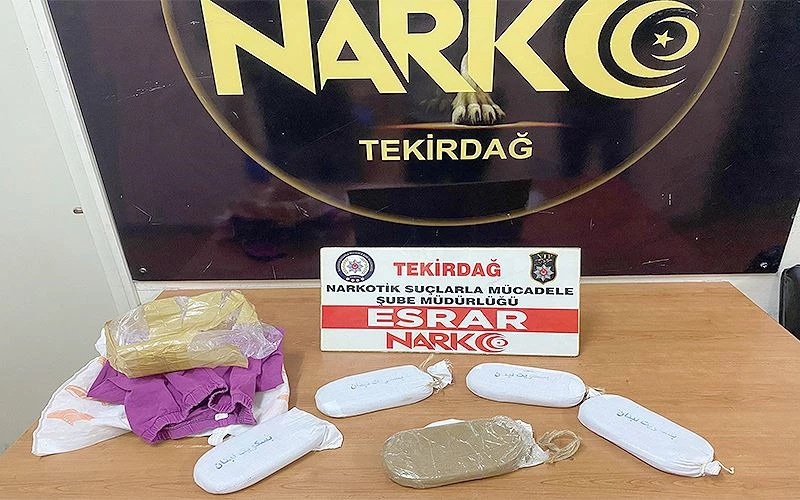 TİCARİ TAKSİDE 1 KİLO ESRAR ELE GEÇİRİLDİ