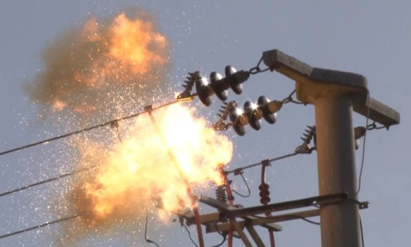 EDİRNE’DE ELEKTRİK DİREĞİNDEKİ PATLAMA ANI KAMERAYA YANSIDI