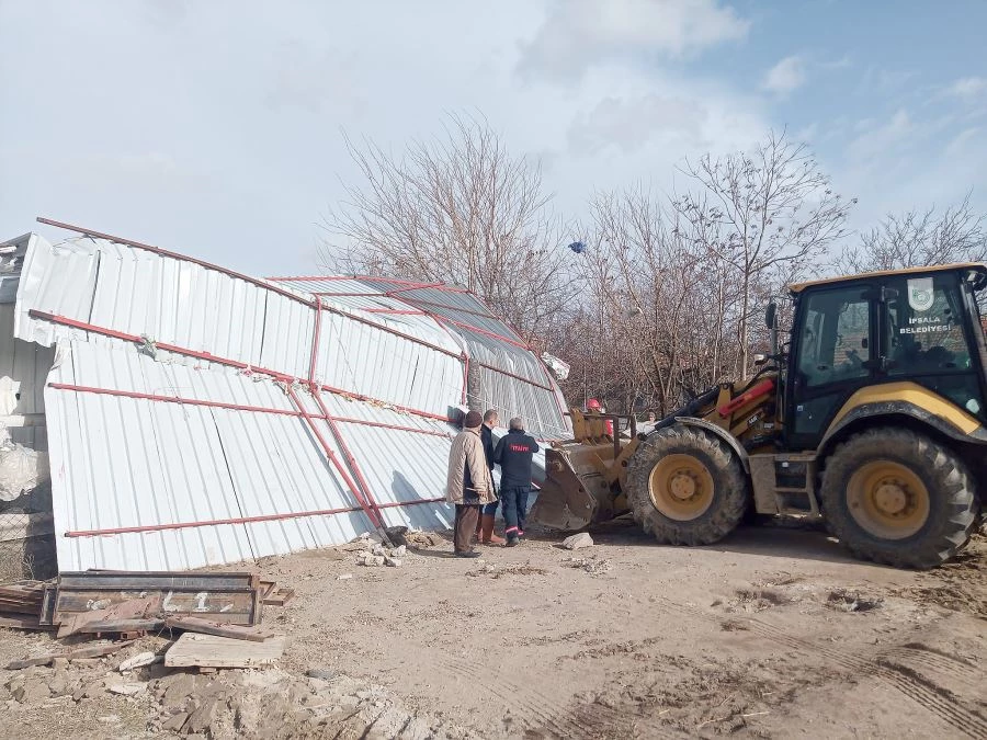 ŞİDDETLİ RÜZGARLAR SEBEBİYLE AĞIL ÇÖKTÜ
