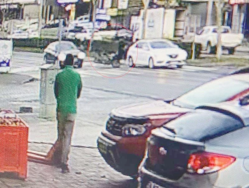 MOTOSİKLETİN TÜMSEKTE YAVAŞLAYAN OTOMOBİLE ÇARPTIĞI ANLAR KAMERADA