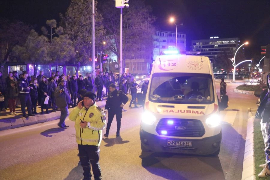 OTOMOBİLİN ÇARPTIĞI 3 YAYADAN İKİSİ AĞIR YARALANDI