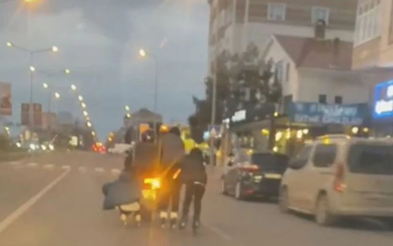 TRAFİKTE PES DEDİRTEN YOLCULUK KAMERAYA YANSIDI 