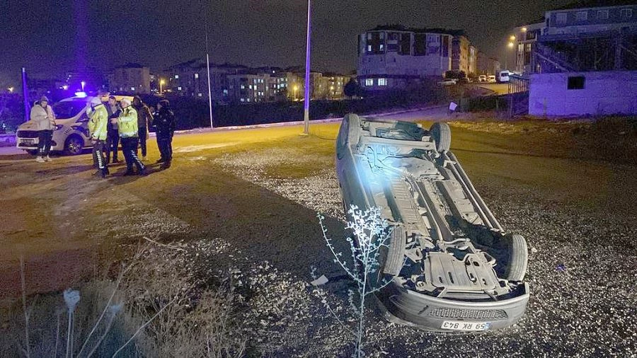 15 YAŞINDAKİ EHLİYETSİZ SÜRÜCÜNÜN KULLANDIĞI OTOMOBİL TAKLA ATTI: O ANLAR KAMERADA