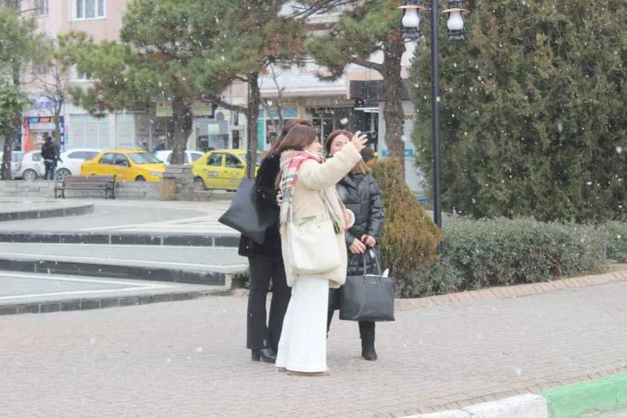 KISA SÜRELİ KAR YAĞIŞI SEVİNDİRDİ: GÖRENLER TELEFONA SARILDI