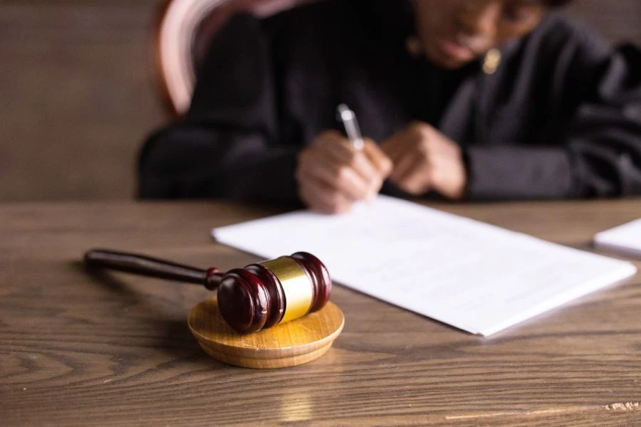 YAPAY ZEKA AVUKATLARIN İŞLERİNİ ELLERİNDEN ALABİLİR: İLK KEZ SANIK AVUKATI OLACAKTI