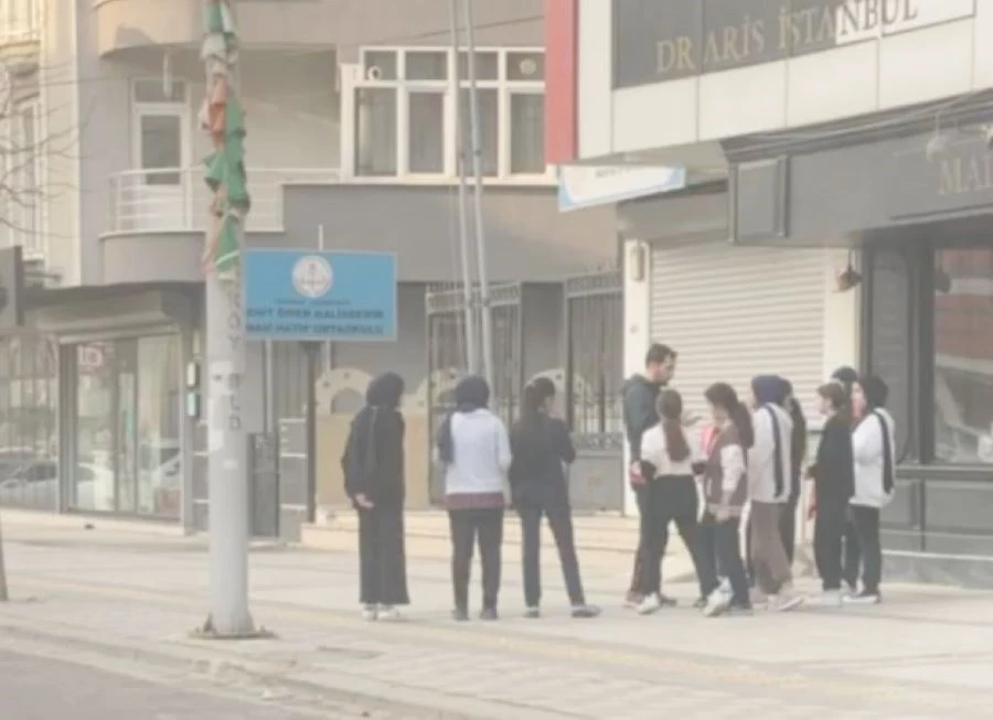 SOKAK ORTASINDA BEDEN EĞİTİMİ DERSİ GÖRÜYORLAR