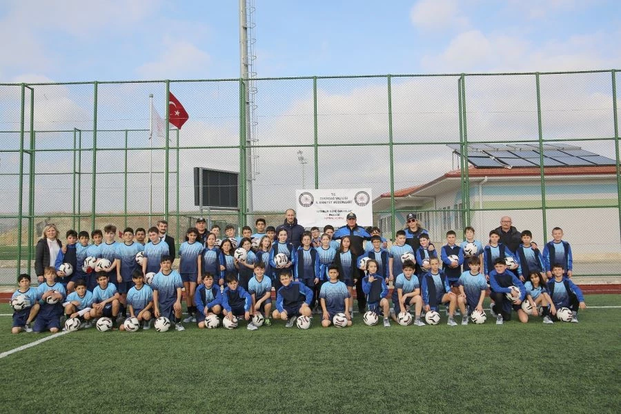 POLİSLER, ÇOCUKLARLA FUTBOL SAHASINDA BULUŞTU