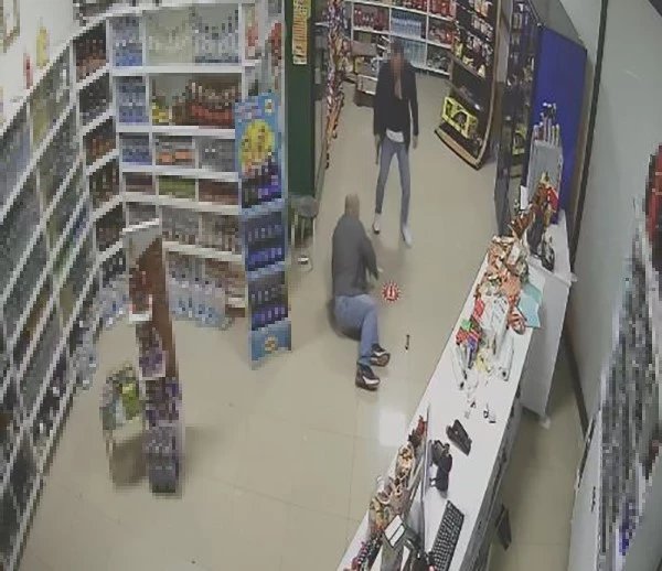 TEKEL BAYİSİNDEKİ KAVGA VE SİLAHLI SALDIRI KAMERADA