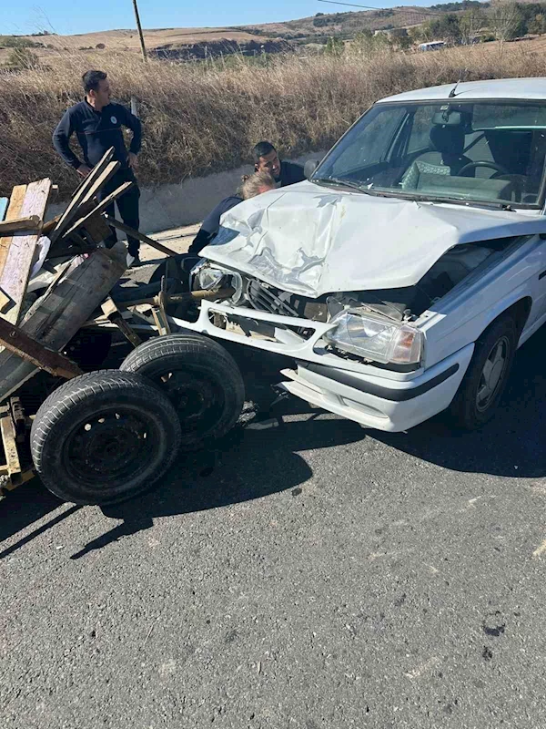 OTOMOBİL İLE AT ARABASI ÇARPIŞTI: 2 KİŞİ YARALANDI