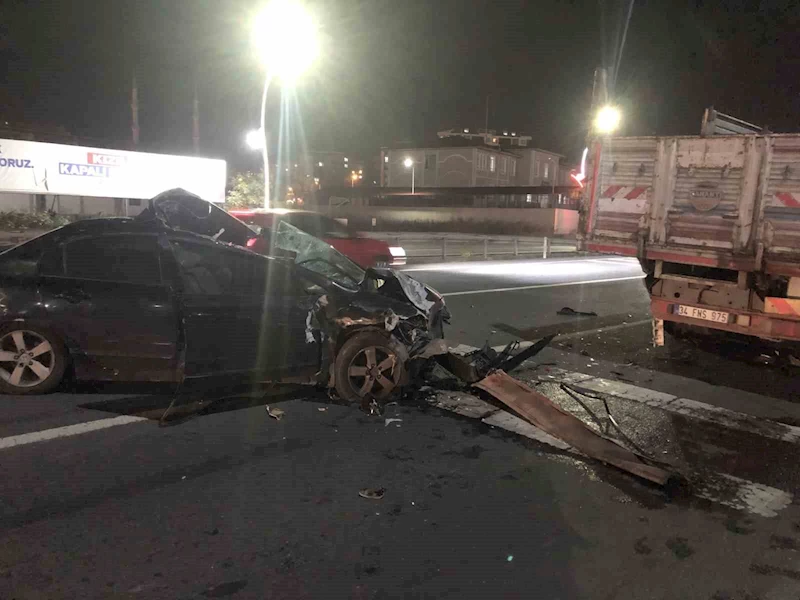 KAMYONA ARKADAN ÇARPAN ARAÇ HURDAYA DÖNDÜ: 4 YARALI