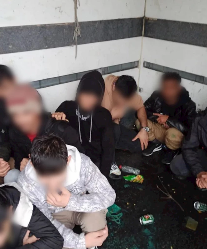 KARGO GÖRÜNÜMLÜ ARAÇTA KAÇAK GÖÇMENLER ÇIKTI