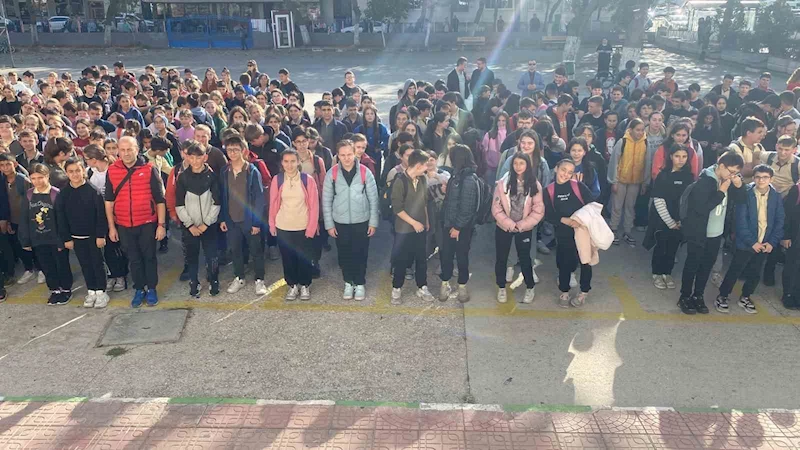 OKULLARDA ÖĞRENCİLERDEN GAZZE’DE HAYATINI KAYBEDENLER İÇİN 1 DAKİKALIK SAYGI DURUŞU