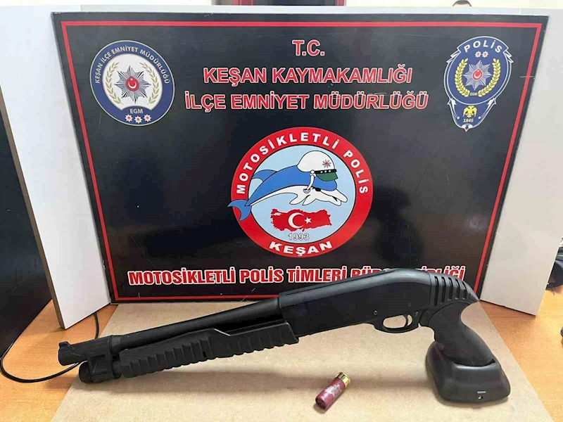 POLİS LASTİKLERE ATEŞ EDEREK DURDURDU