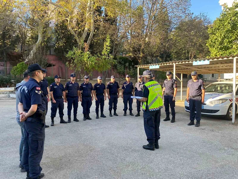 JANDARMA EKİPLERİNDEN TRAFİK KURALLARI EĞİTİMİ