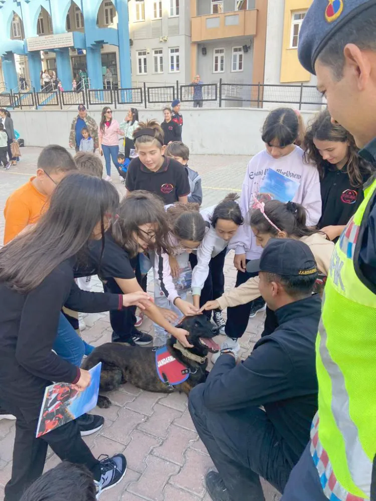 JANDARMA ÇERKEZKÖY’E ÖĞRENCİLERE KÖPEK GÖSTERİSİ YAPTI