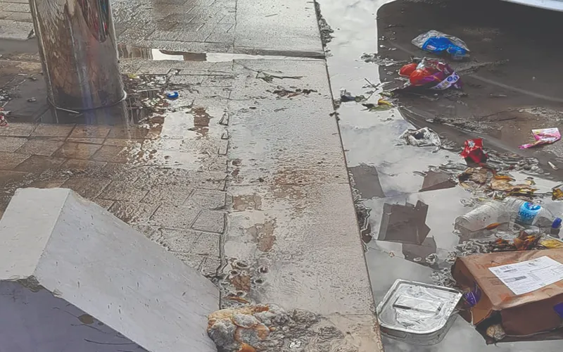 YARIM KALAN KALDIRIM KENARLARINDA YAĞMUR SUYU BİRİKİYOR