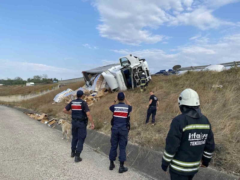 VİRAJI ALAMAYAN TIR ŞARAMPOLE DEVRİLDİ, TONLARCA KOLİ İPLİK ETRAFA SAÇILDI