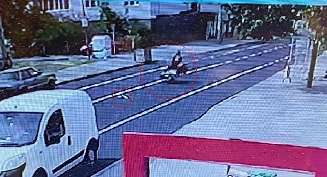 YOLA FIRLAYAN KEDİNİN MOTOSİKLETİN ALTINA GİRDİĞİ KAZA KAMERADA