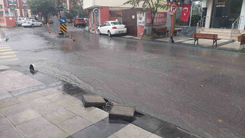 TEKİRDAĞ’DA YAĞIŞ ŞİDDETİNİ ARTIRDI: YOLLARDA SU BİRİKİNTİLERİ OLUŞTU