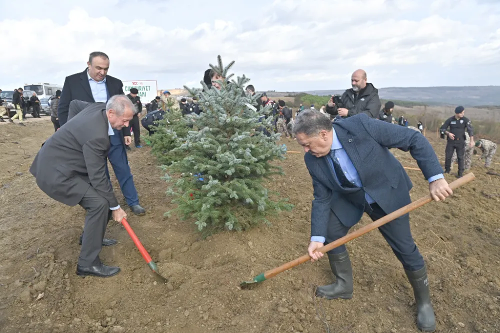 BAŞKAN UZUNLAR 100. YIL ONURUNA FİDAN DİKTİ