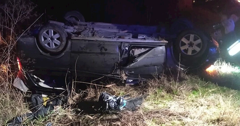 DUR İHTARINA UYMAYAN ARAÇ DEVRİLDİ: 17 KAÇAK GÖÇMEN ÇIKTI