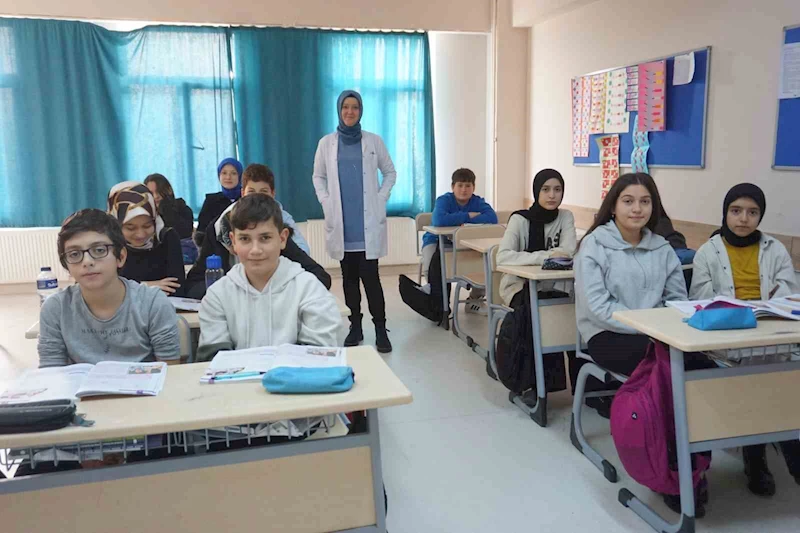 GENÇ YAŞTA KANSERİ YENEN ÖĞRETMEN ÖĞRENCİLERİNİ GELECEĞE HAZIRLIYOR