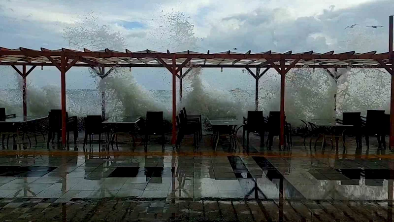 DENİZ TAŞTI, SAHİL SUYLA KAPLANDI